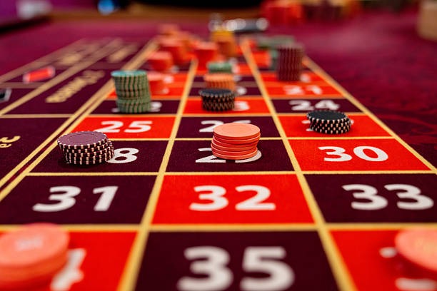 Andar Bahar card layout showing left and right sides with dealer at center